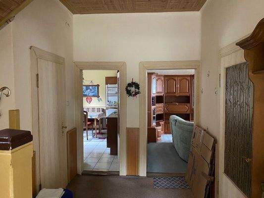 Diele mit Zugang zum Bad, Küche und Wohnzimmer.jpeg