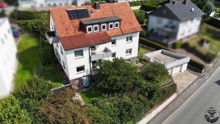 Ansicht auf die Balkone und Garten sowie Solarthermie-Anlage