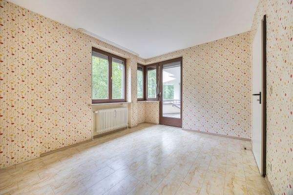 Schlafzimmer mit Zutritt auf den Balkon