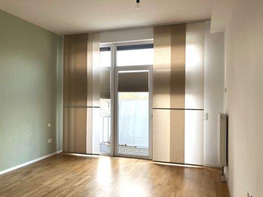 Schlafzimmer mit Zugang zum Balkon