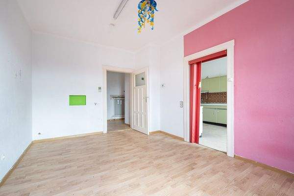 Zimmer mit Blick in die Küche