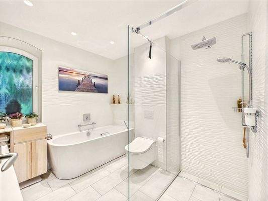 Masterbad mit ebenerdiger Dusche und Badewanne