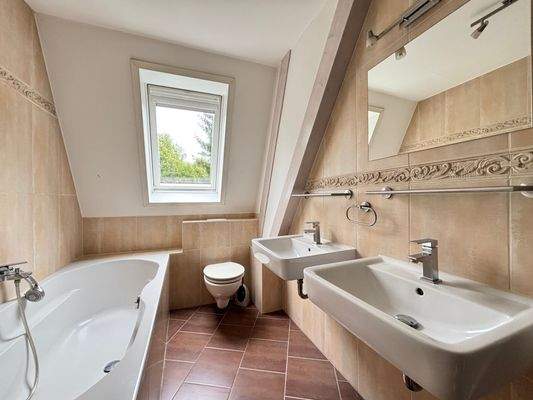 Haupthaus - DG Badezimmer 2