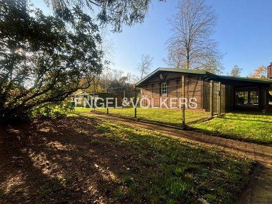 Rückseite Garage mit Auslauf