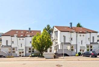 Straßenansicht Erdgeschossflächen mit Tiefgarageneinfahrt