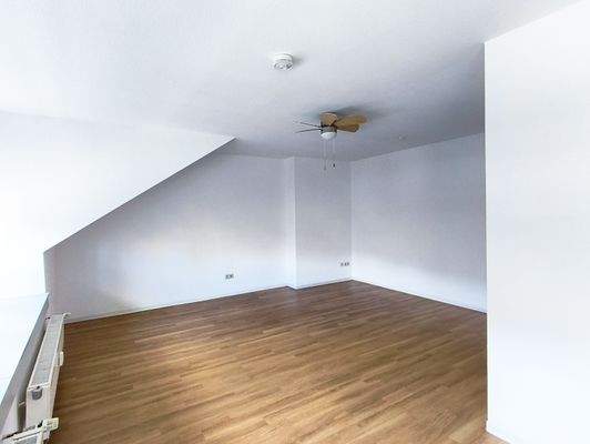 Großes Wohn - oder Schlafzimmer im 4. OG-Blick zum Eingang