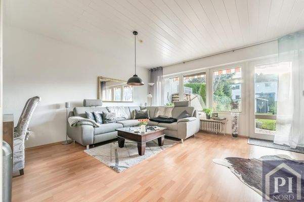 Großes Wohnzimmer mit Zugang zur Terrasse