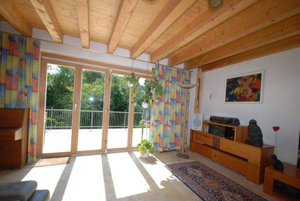 Das Wohnzimmer mit Terrasse davor