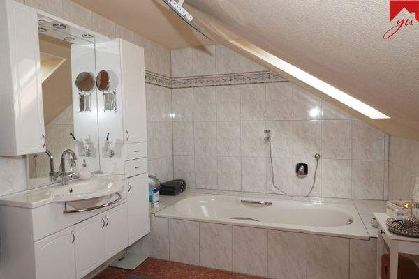 Badezimmer mit Badewanne im Obergeschoss