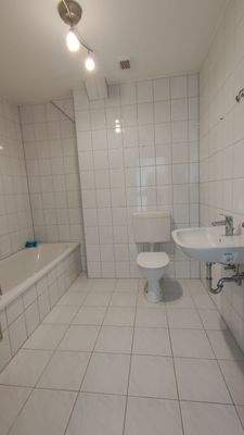 Badezimmer mit Wanne & Dusche