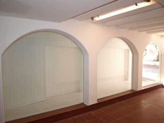 Großzügige Schaufensterflächen