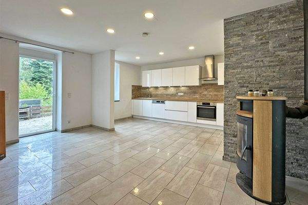 Esszimmer und Küche mit Terrassenzugang