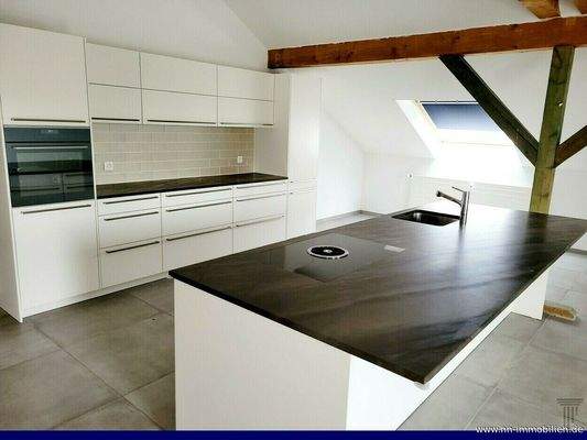 Offener Kochbereich mit hochwertiger Einbauküche