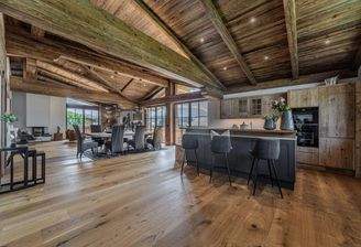 Wohn-Ess-Kochbereich mit Kamin