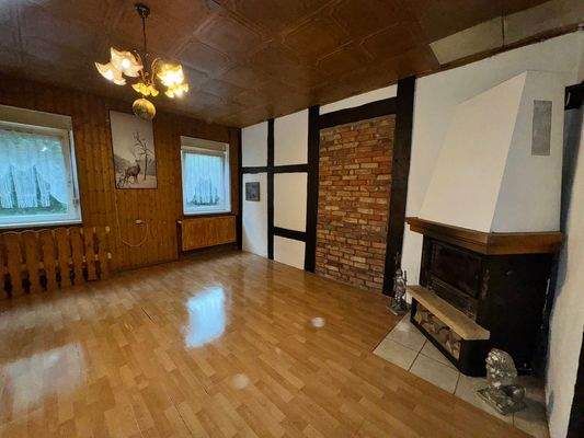 Wohnzimmer mit Kamin.jpeg