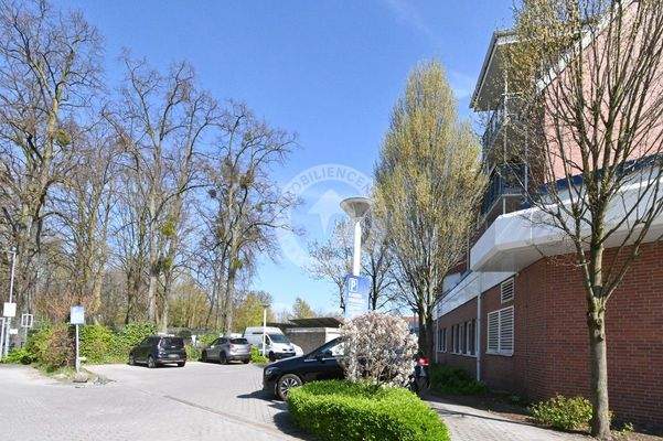 Neun dazugehörige Pkw-Stellplätze