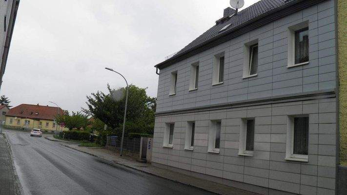 Vorbeiführende E.-Thälmann-Str. mit Gehweg