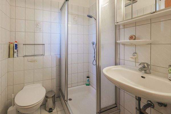 Das Badezimmer des Gästezimmer der Erdgeschosswohnung