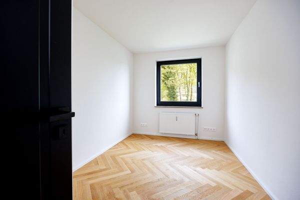 Helles Zimmer mit Parkett