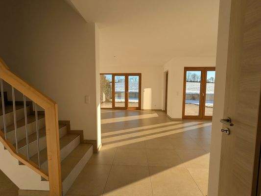 Zugang zum lichtdurchfluteten Wohnraum