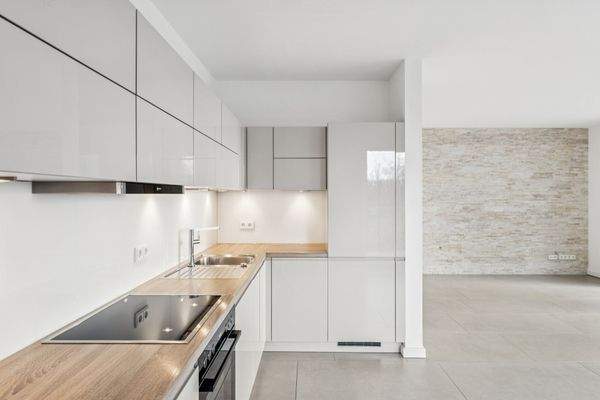 Offene, hochwertig gestaltete Wohnküche ausgestattet mit neuen Elektrogeräten