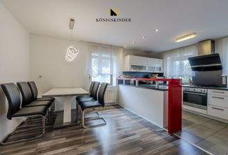 Kochen, Essen und Zusammensein – der offen gestaltete Bereich bildet einen zentralen Treffpunkt der Wohnung.