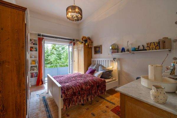 Schönes Schlafzimmer mit Balkonzugang