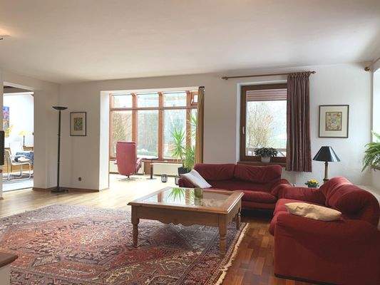 Offenes Wohnen mit beeindruckender Fensterkulisse