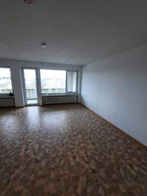 Leeres Wohnzimmer mit Balkon