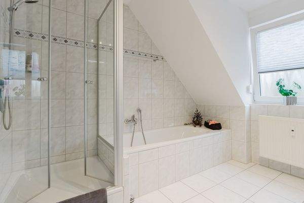 Badewanne und separate Dusche