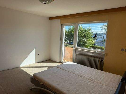 Schlafzimmer mit Balkonausgang