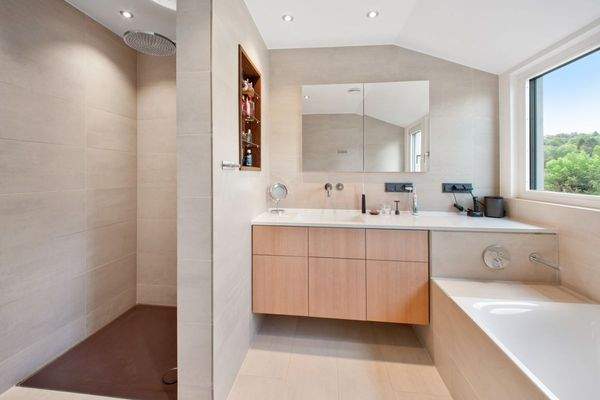 ... und Wanne sowie separater bodengleicher Dusche