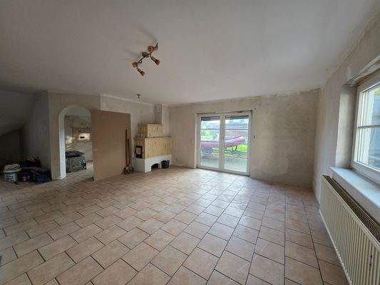 Wohnzimmer mit Zugang zur Küche