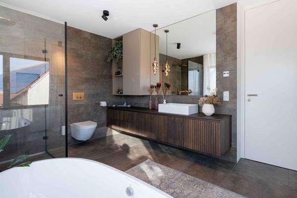 Badezimmer mit großer Dusche