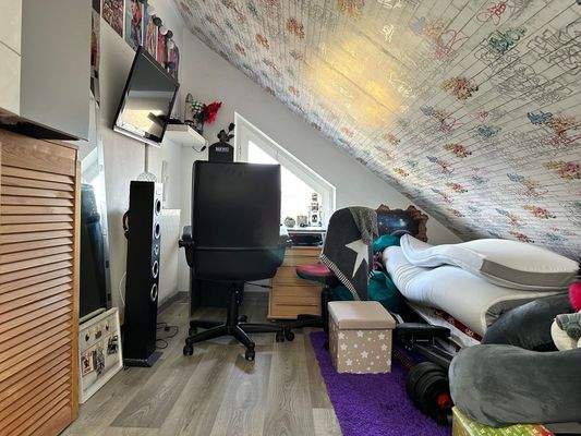 ausgebauter Spitzboden (Zugang über klappbare Dachbodentreppe)