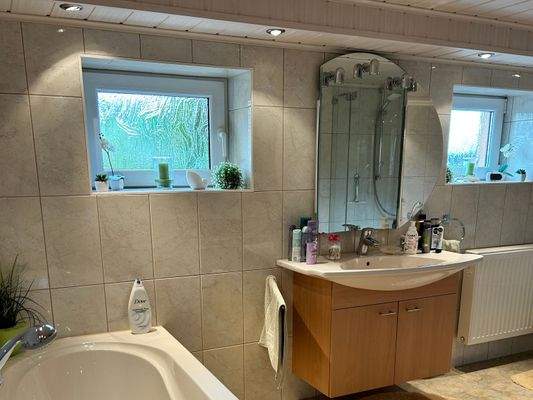 Bad im Keller mit Badewanne und Tageslicht