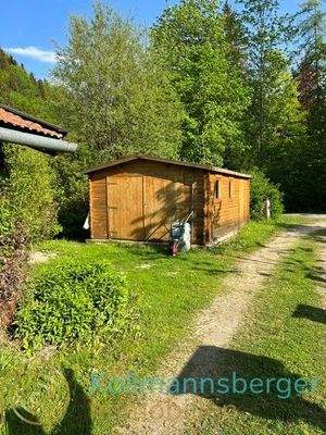 die Holzgarage mit Blick auf die Grundstückszufahrt