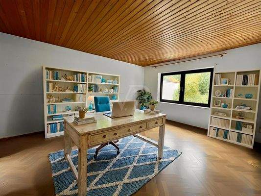 Arbeitszimmer mit KI Parkett