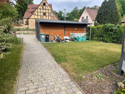 Garten vorne mit Carport