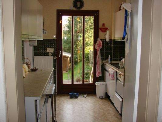 Küche mit Ausgang zur Terrasse