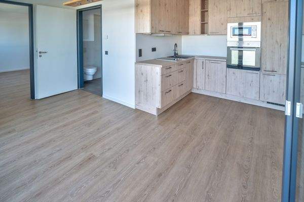 Moderne Einbauküche gegen Abstand