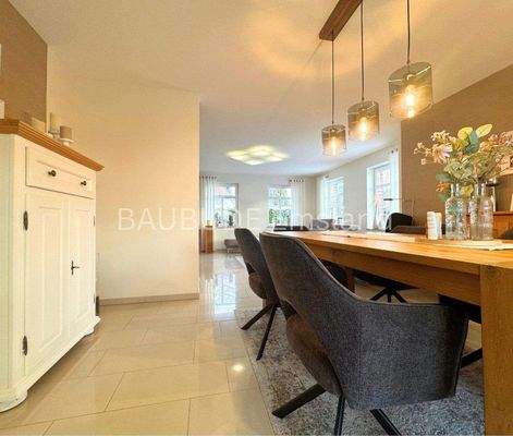 Offen verbundener Wohn- und Essbereich