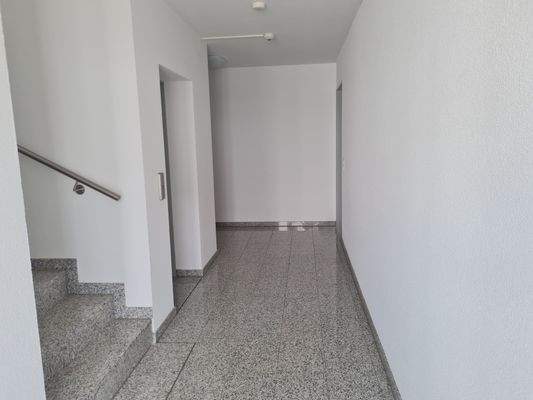 Treppenhaus / Personenaufzug