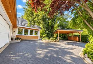 Haupthaus Vorderansicht Carport