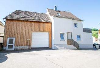 Hausansicht mit Halle