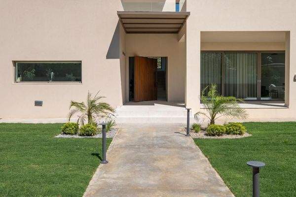 Kreta, Tavronitis: Zeitgenössisch eingerichtete Villa mit Pool zu verkaufen