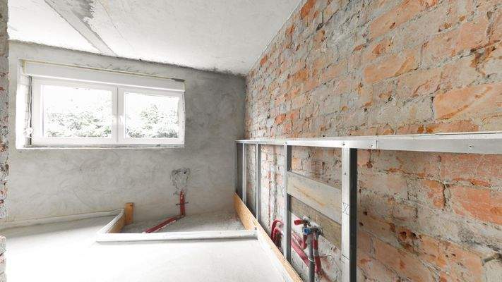 Bad mit Vorbereitung für eine Badewanne und Waschbecken