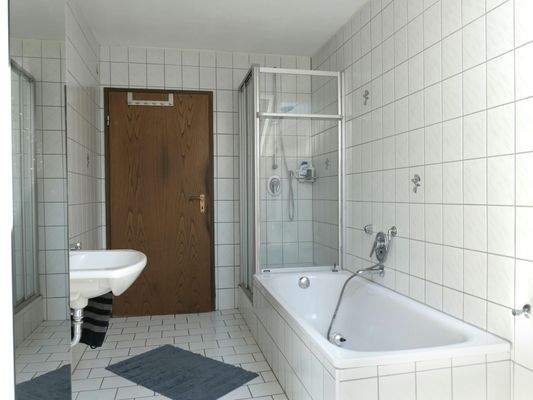 ...Dusche und Badewanne