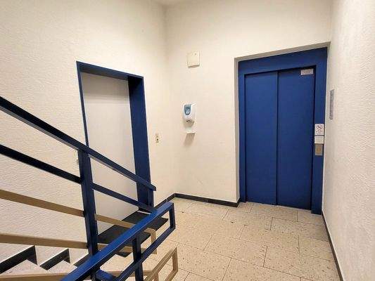 Treppenhaus im 1 OG mit Fahrstuhl