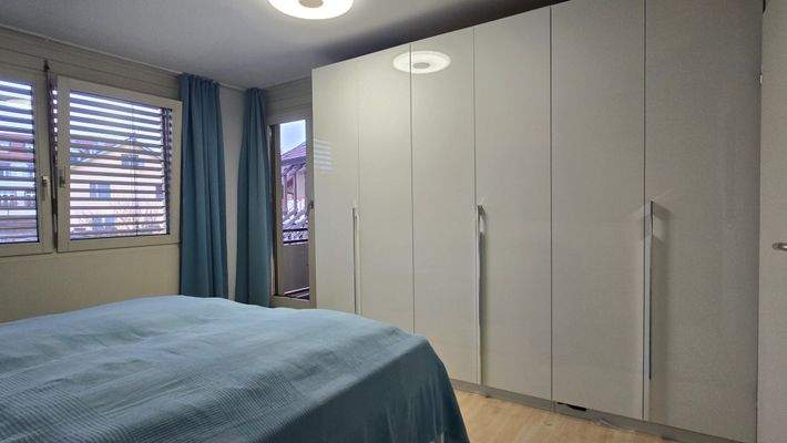 Elternschlafzimmer mit Zugang zum Balkon2